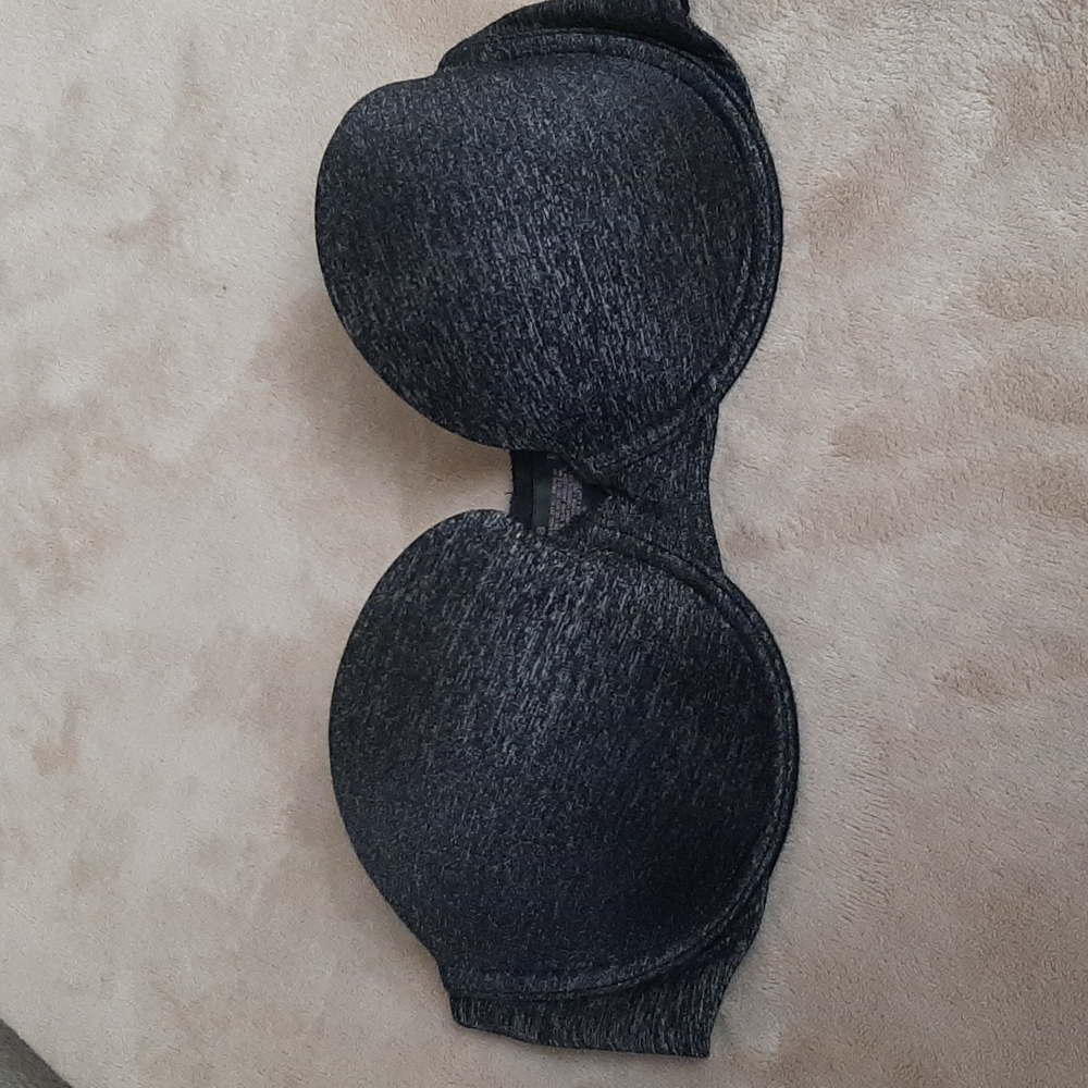 VICTORIA'S SECRET STRAPLESS  PADDED, WIRED BRA IN EXCELLENT CONDITION